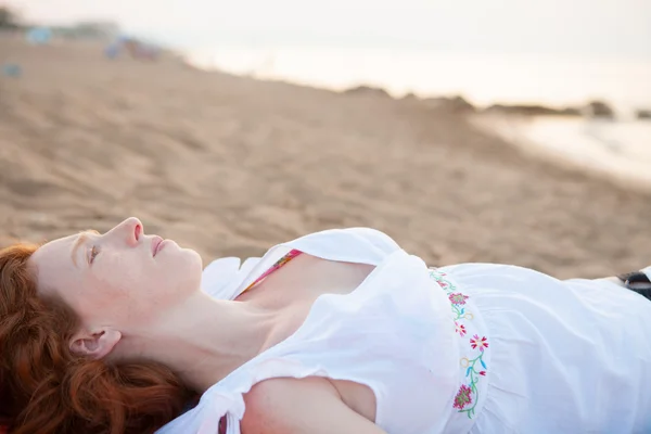 Gravid kvinna i beach med vitt ljus i Medelhavet — Stockfoto