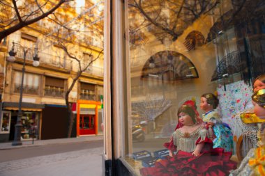 Valencia calle san vicente falleras bebek ve İspanyol fan ile