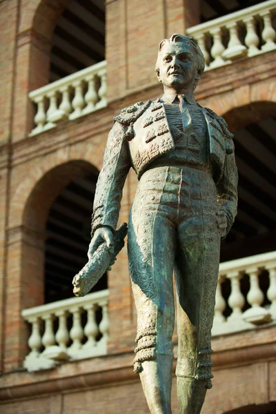 Plaza de toros de Valencia bullring with toreador statue — Stock Photo, Image