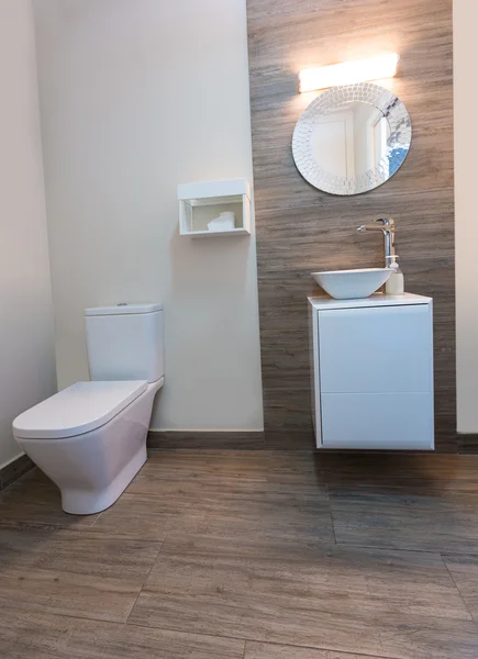 Cuarto de baño WC con espejo redondo interior moderno — Foto de Stock