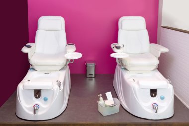 Salon pedikür sandalyesi spa mobilya pembe duvara çivi