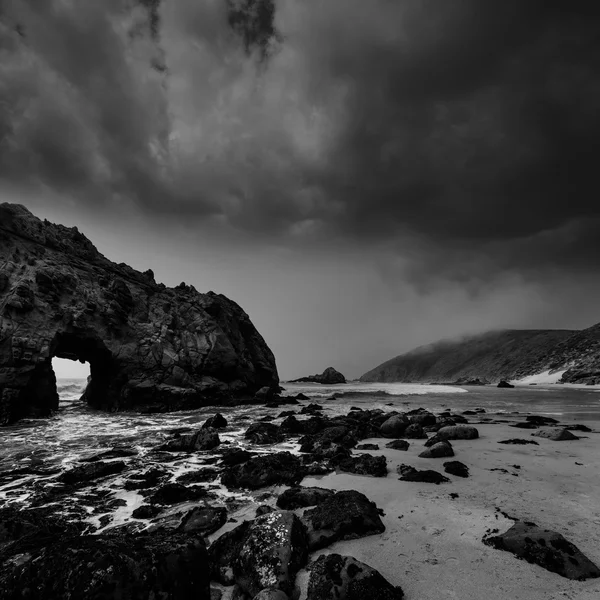 California Pfeiffer Beach in Big Sur State Park dramatic bw — Stock Photo, Image