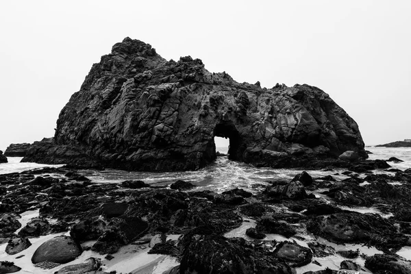 Californië pfeiffer strand in big sur staat park dramatische bw — Stockfoto