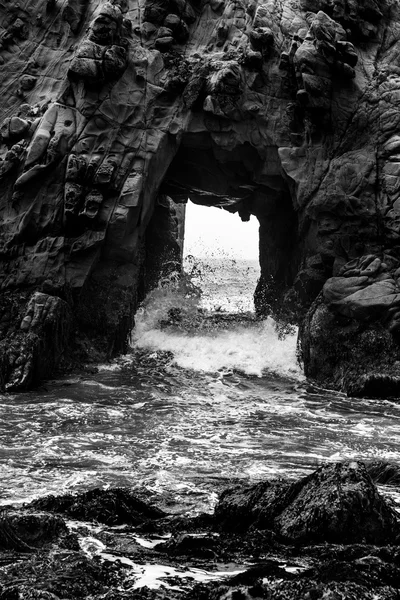 California pfeiffer beach w big sur Państwo zaparkować dramatyczne bw — Zdjęcie stockowe