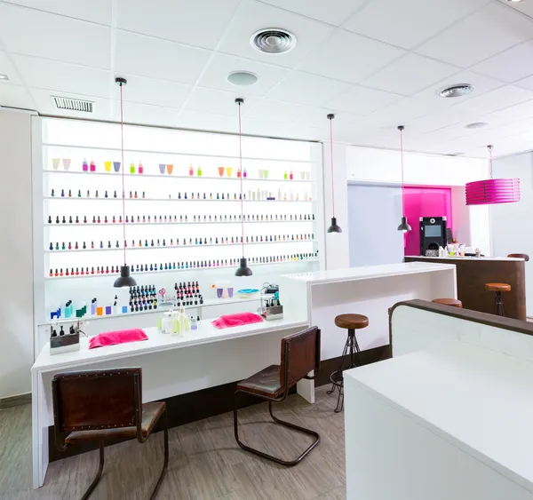 Salone per unghie e pedicure moderno con smalto colorato in un r — Foto Stock
