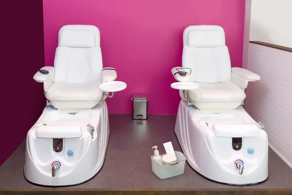 Nail salon pedicure krzesło meble spa w różowe ściany — Zdjęcie stockowe