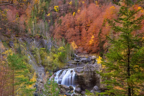 Cascada de arripas wodospad w huesca Pirenejów dolinie ordesa — Zdjęcie stockowe