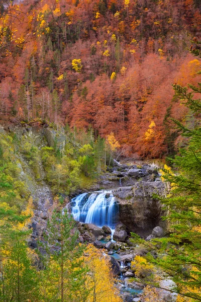 Air terjun Cascada de Arripas di lembah Ordesa Pyrenees Huesca — Stok Foto