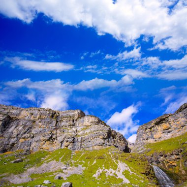 Cascada cola de caballo circo de soaso ordesa Vadisi pyrenees