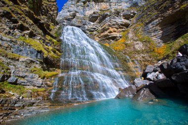 Cascada cola de caballo ordesa Vadisi pyrenees İspanya