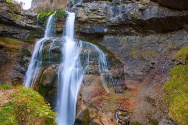 Cascada de la cueva şelale ordesa Vadisi pyrenees İspanya