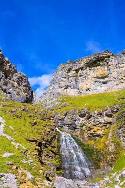 Cascada cola de caballo w Hiszpanii Pirenejów dolinie ordesa — Zdjęcie stockowe