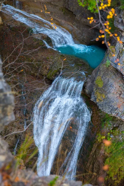 Cascada del estrecho wodospad w Hiszpanii Pirenejów dolinie ordesa — Zdjęcie stockowe