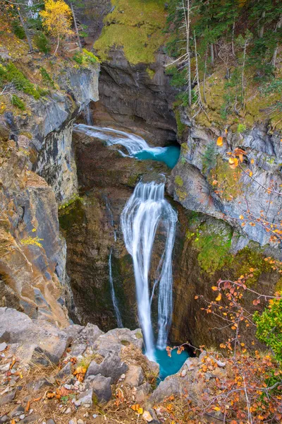 Cascada del estrecho wodospad w Hiszpanii Pirenejów dolinie ordesa — Zdjęcie stockowe