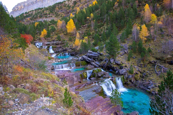 Gradas de soaso in de arazas rivier ordesa vallei Pyreneeën huesca sp — Stockfoto