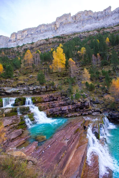 Gradas de soaso in de arazas rivier ordesa vallei Pyreneeën huesca sp — Stockfoto