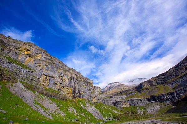 Monte Perdido y Soum Raymond en el circo Soaso en el Valle de Ordesa — Foto de Stock