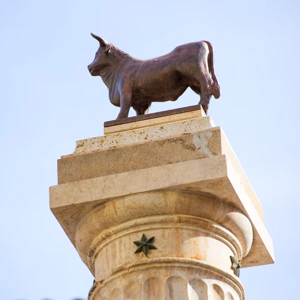 Aragon teruel el torico standbeeld plaza carlos castel Spanje — Stockfoto