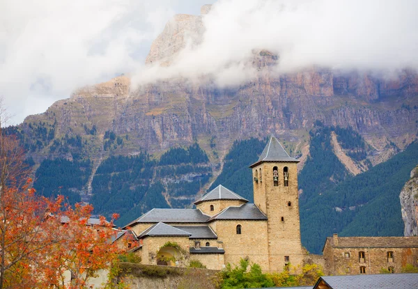 Torla kyrka i Pyrenéerna ordesa dalen på aragon huesca Spanien — Stockfoto
