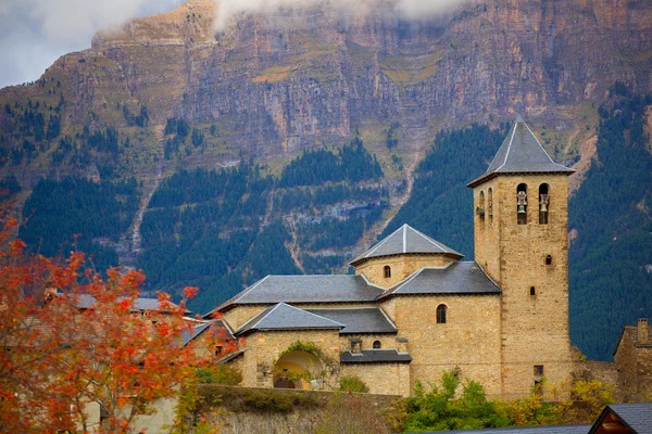 Torla kościoła w Pirenejach obiekte w Hiszpanii huesca w Aragonii — Zdjęcie stockowe