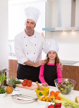chef-kok meester en junior leerling jongen meisje op school koken