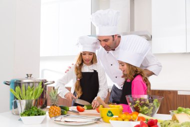 master Chef ve genç öğrencisi Aşçılık Okulu, kız çocuk
