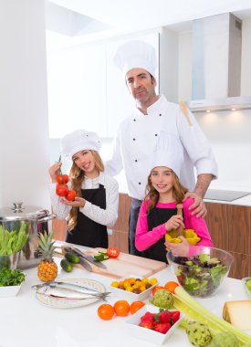 master Chef ve genç öğrencisi Aşçılık Okulu, kız çocuk