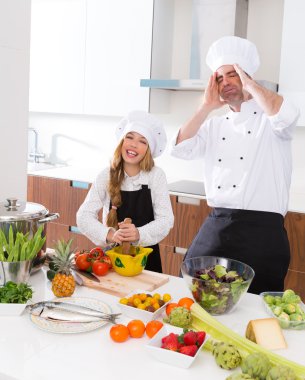 komik aşçı ana ve junior çocuk kız okul crazy yemek
