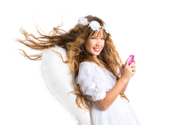 Engelsblondes Mädchen mit Handy und Federflügeln auf weißem Grund — Stockfoto