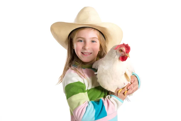 Menina loira agricultor segurando galinha branca nos braços — Fotografia de Stock