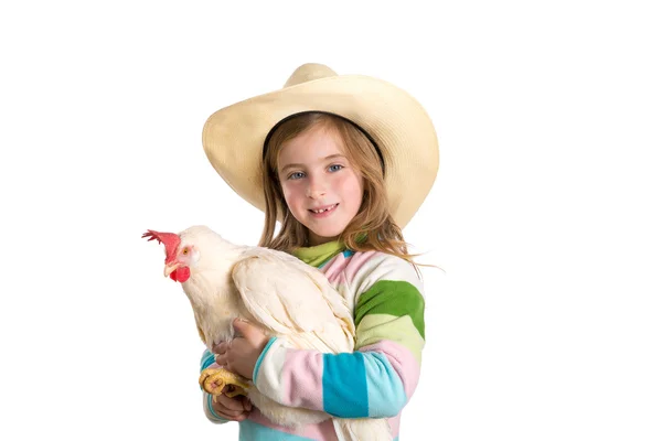 Menina loira agricultor segurando galinha branca nos braços — Fotografia de Stock