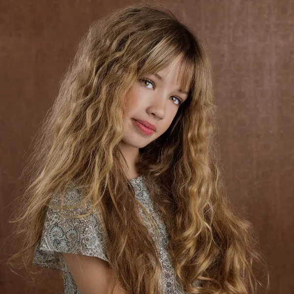 Loira criança menina encaracolado cabelo retrato em retro vintage marrom — Fotografia de Stock
