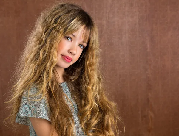 Loira criança menina encaracolado cabelo retrato em retro vintage marrom — Fotografia de Stock