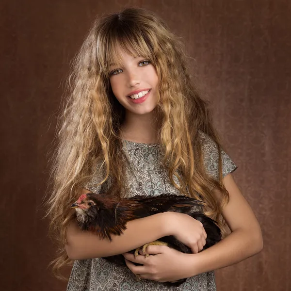 Kinderen mode boer meisje houden kip retro vintage — Stockfoto