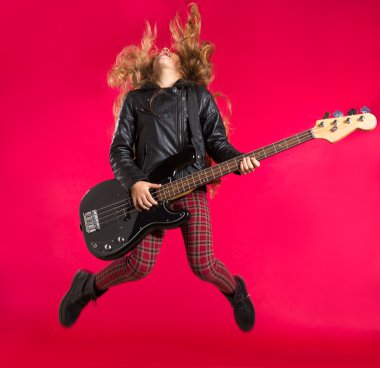 sarışın Rock'n roll kız kırmızıya bas gitar atlama ile