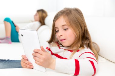 kız arkadaş çocuk koltuk tablet pc ile oynayan kızlar
