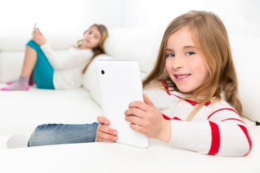 kız arkadaş çocuk koltuk tablet pc ile oynayan kızlar