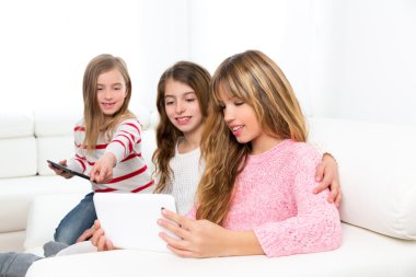 Üç çocuk kız kardeşi ile birlikte oynayan arkadaşlar kızlar tablet pc