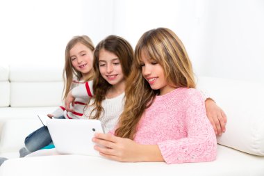 Üç çocuk kız kardeşi ile birlikte oynayan arkadaşlar kızlar tablet pc
