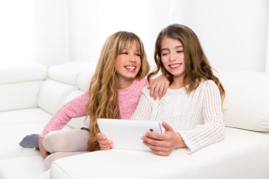tablet pc ile birlikte oynayan kız çocuk arkadaş çocuk