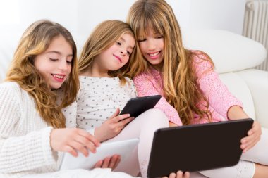 Üç kız kardeş dalga tablo birlikte oynayan kızlar grup