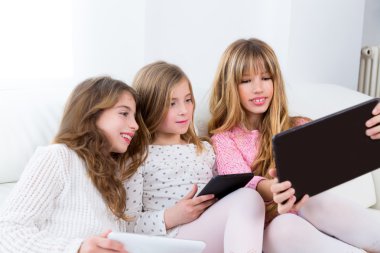 Üç kız kardeş dalga tablo birlikte oynayan kızlar grup