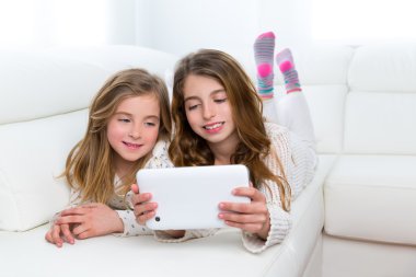 tablet pc ile birlikte oynayan kız çocuk arkadaş çocuk