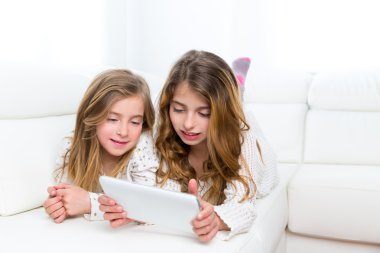 tablet pc ile birlikte oynayan kız çocuk arkadaş çocuk
