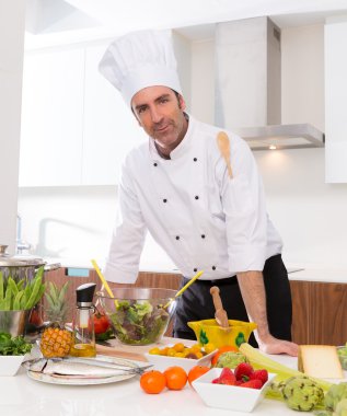 Chef mutfak, beyaz tezgah üzerinde erkek portre