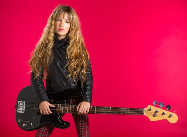 Chica rubia de rock and roll con bajo eléctrico en rojo — Foto de Stock