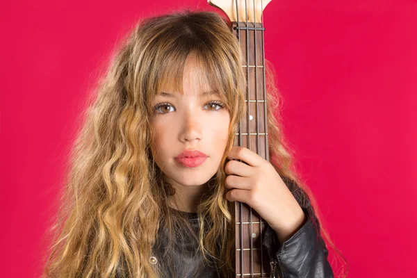 赤にベースギターを持つブロンド ロックン ロール少女 — ストック写真