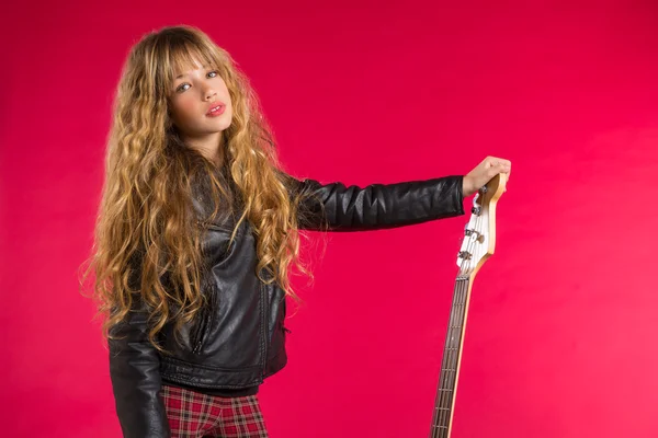 Chica rubia de rock and roll con bajo eléctrico en rojo — Foto de Stock