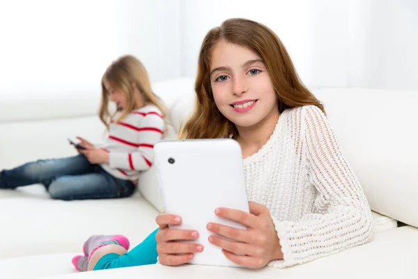 Sister friends kid girls playing with tablet pc in sofa — Stock Photo, Image