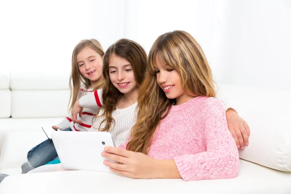 Tre kid syster vänner flickor leker tillsammans med tablet pc — Stockfoto